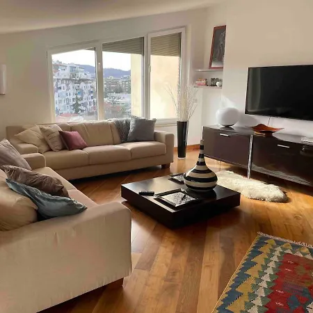 شقة Luxury Spacious Flat With A Lovely Terrace تيرانا