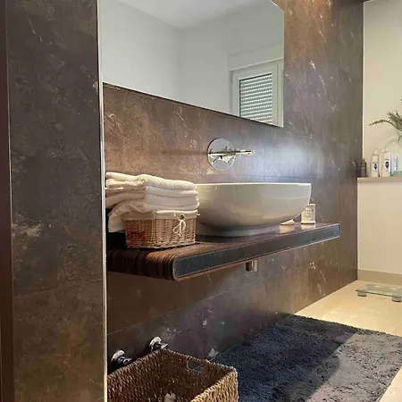 Апартаменты Luxury Spacious Flat With A Lovely Terrace Тирана